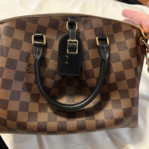 Louis Vuitton - Picture 3 of 3